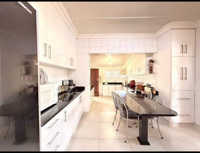 4 BEDROOM FREEHOLD FOR SALE IN NEWCASTLE CENTRAL